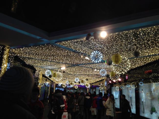 ロッテデパートに到着。この通路を通ってデパートに入ります。