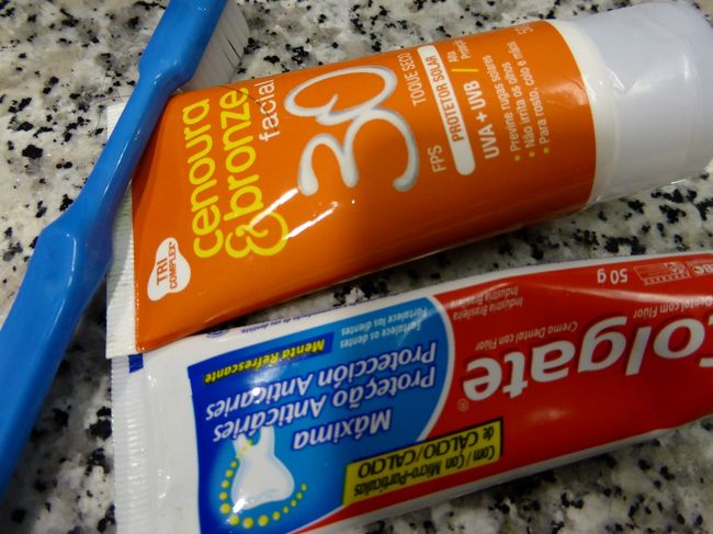 ぴちぴちしていた頃だったらともかく、<br />この年齢になって、成田到着までの５日間、<br />どすっぴんで過ごす羽目になるとは……。<br />基礎化粧品も無く<br />まるでバツゲームのよう、とほほほ。<br />歯磨きと共に日焼け止めだけはしっかりゲットしました。<br /><br />今まで正直、海外でスマホにそこまで利便性を<br />感じてなかったのですが、<br />今回は保険会社に連絡したり<br />PCのパスワードを変えてもらったり<br />日本と頻繁に連絡を取ったため、<br />LINEはじめ格安電話などが大活躍でした。<br /><br />今回の出来事を教訓に<br />気を引締め、旅を続けていこうと思います。<br /><br />以上、なんともスカポンタンな出来事でした。