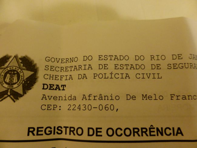 イパネマの先にあるレブロンの署に着いたら<br />早速、あれこれ聴かれ、あれこれ書かされた。<br /><br />午前中のすべてを費やす。<br />朝一の被害だったからか、始め私ひとりだけだったけれど、<br />あれよあれよと青や赤の顔色したツーリストが友人同伴で現れ、<br />気づくとロビーが賑わっていた。<br /><br />一時に比べて、治安もかなり落ち着いたと聞いていたけれど<br />そこはやはり、大都市リオデジャネイロ。<br />