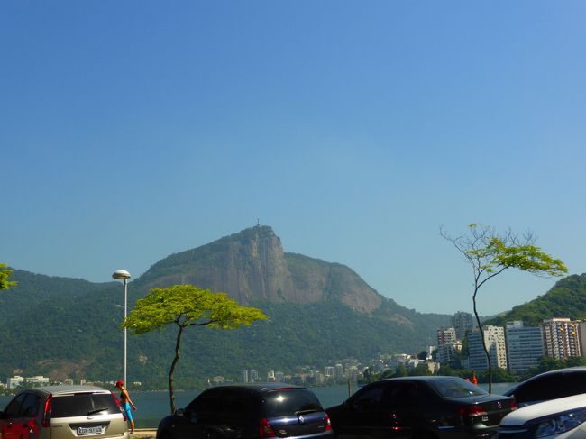 リオのバスターミナルに降り立ってすぐ<br />スタッフに今までのことをぶちまけ、<br />警察署に行きたいことを告げると……。<br /><br />ターミナル内にあるツーリストオフィスに連れて行かれる<br />↓<br />巡回中?のようで、その場で一人、汗をかきかき待たされる<br />↓<br />涼しいオフィス内で別の警官が到着するまで待機させられる<br />↓<br />市内にある警察署までエアコンびんびんの車で送り届けられる<br /><br />と身柄が玉ころがしのように移っていった。<br /><br />お初に見た、豆粒ほどのコルコバードのキリスト像は<br />もちろんパトカーの中から。。。<br />