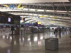 ピーチの関西発石垣行きは朝７時５分発。始発電車に乗っても間に合いません…
関空付近のホテルは結構高く、しかし泊まったとしても結局は早く起きなければならないし～ということで、空港で仮眠すればいいか～という結論(^ ^)
関空のターミナルビルは24時間オープンしているので深夜、空港ターミナル内に残留することは何の問題もないようです。写真は11時半ころの４階国際線出発ロビー。出発便はすでになく、仮眠組と思われる人の姿がチラホラ。