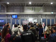 ６時過ぎにバスで第２ターミナルへ移動して、チェックインを済ませ、のんびりセブンカフェ飲んでいたらあっという間に30分前(・ ・)！あわてて手荷物検査に進みます。この時間出発便が集中しているので、ターミナル内はかなり混雑していました。普通の平日でこんな感じなら、週末や連休はすごいことになってそうですね…