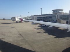 予定より早く、２時間４０分ほどで新石垣空港に到着(^ ^)
早くもターミナルの向こうに海が見えてウキウキ(^ ^)～♪
石垣はいいお天気のようで海の景色が楽しみです～♪