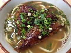 きょうの行動予定の一つ、明石食堂にやって来ました～
11時半ころでしたがシーズンオフということで待たずに入店。でもすぐいっぱいになってました。
ここに来てソーキは外せないので、ソーキそばの小をオーダー。待っている間だんだん期待が高まります。隣の人が注文した野菜そばもおいしそうに見えますが(^ ^)
あ！来ました！！