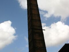 金屋町の一角に、煉瓦造りの煙突が聳えていた。大正13年(1924)に造られた旧南部鋳造所の煙突で、その近くには、キュポラ（溶解炉）の一部も残っていた。高岡鋳物発祥の地である金屋町の近代化の象徴として、国の登録文化財となっているそうだ。近くの千保川に架かる新幸橋の袂には高岡鋳物発祥の地碑などもあった。金屋町で発展した鋳物が、今の高岡市の銅器、アルミ産業の基礎となったそうである。