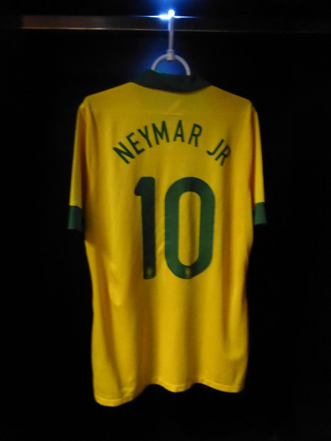 断トツ人気だったのは<br />ネイマールのユニフォーム<br />写真を撮る列が出来た。
