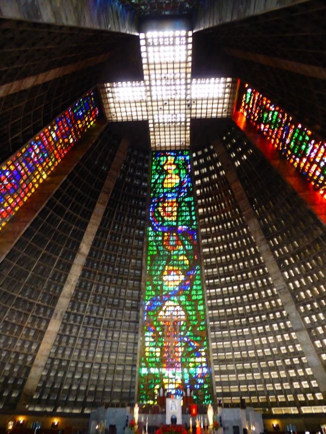 セントロでは<br />個性的な教会でしばし涼み<br />