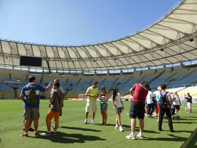 グランドへも下りられる。<br /><br />大学生くんは靴下を脱いで<br />芝の触感を楽しんでいた。