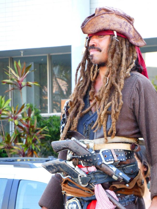 今ひとつ似ていない?<br />ジャック・スパロウはちら見でスルー。