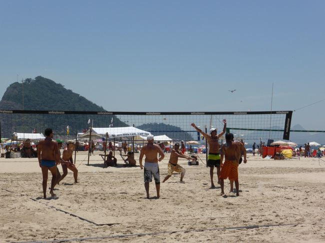 こっちに転がってきたボールを<br />兄さんたちに投げ返したコパカバーナ