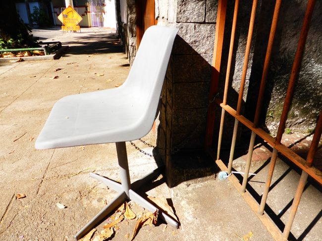 こんな変哲のない椅子さえも<br />鎖でつなぐセキュリティの高さを<br />目の当たりにし