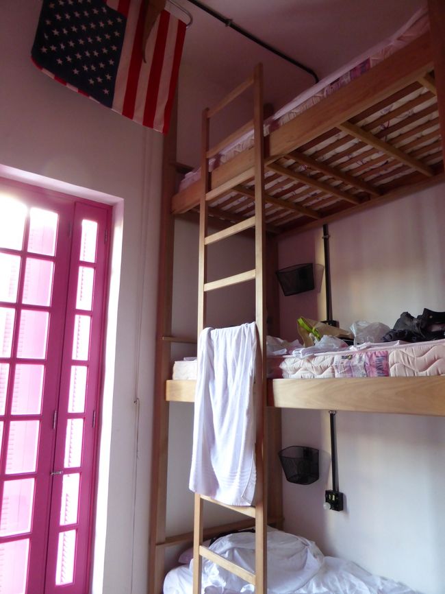 ◎コンテンポラネオ ホステル (初日)<br /><br />ウワサの3段ベッド<br />３段目になった人はクライマーそのものだった。<br />ボタフォゴ駅からほど近く、<br />同じ通り沿いに大きなスーパーあり。<br /><br />６人女子ドミ・朝食付き　60R＄