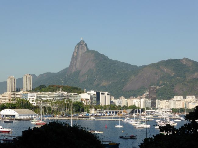 ◎ Hotelinho Urca Guest House (2日目)<br /><br />ウルカ地区にあるゲストハウス。<br />最終日ということで、個室を取った。<br />屋上テラスからコルコバードの丘が一望。<br />爽やかな風が吹き渡っていて、<br />ビール片手に何かと長居してしまった。<br /><br />ダブルルーム・朝食付き　265R＄