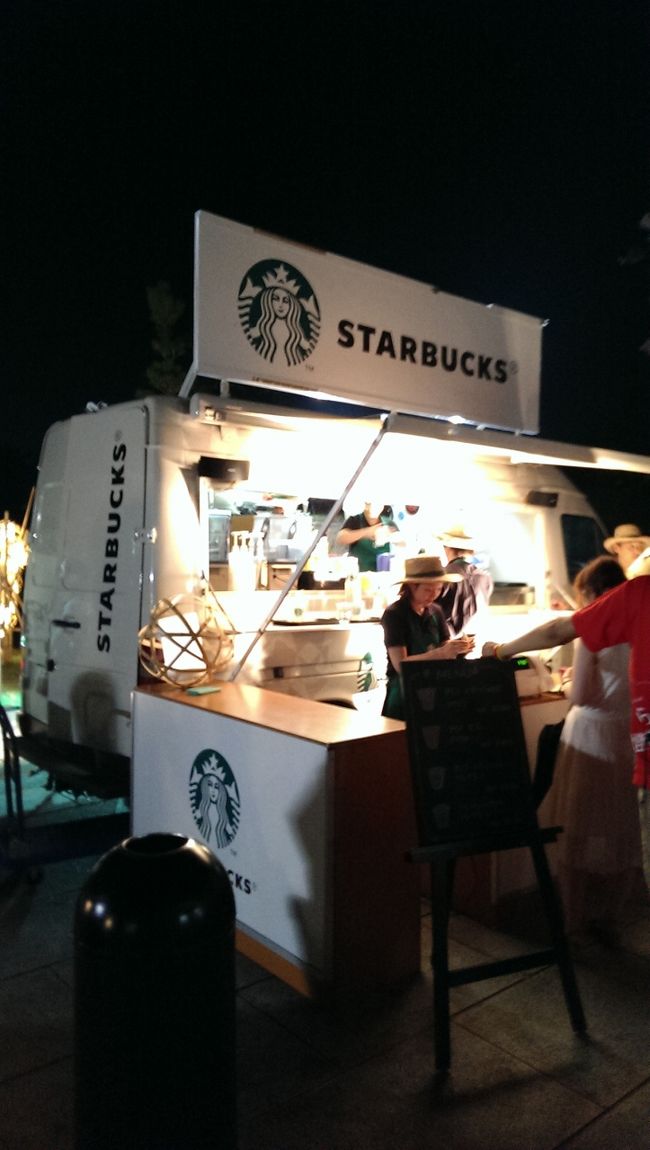 今年は春日大社の駐車場に車を停めました。<br /><br />会場へ行くと今年もありました、スタバの車！！(*^^*)<br />燈火会以外では見たことない。<br />