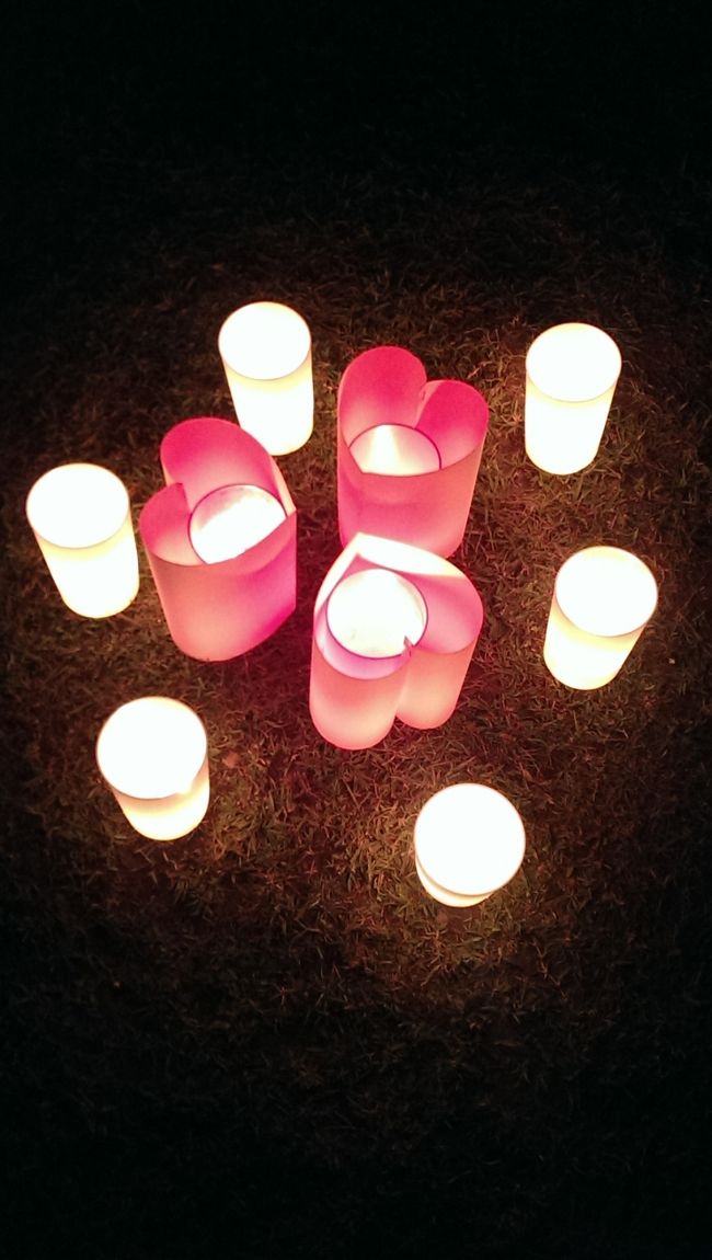 なら燈火会のホームページに載っているコースは、<br /><br />JR奈良駅→10分→近鉄奈良駅→5分→猿沢池・五十二段会場→5分→興福寺会場→5分→浅茅ヶ原会場→2分→浮見堂会場→10分→浮雲園地会場・春日野園地会場→5分→東大寺鏡池会場→10分→奈良国立博物館前会場→10分→近鉄奈良駅→10分→JR奈良駅<br /><br /><br />とありました。<br />全部見て回るとなると、<br />なら燈花会の開催時間をフルに使うと考えた方が安全です。<br /><br /><br />しかし、人も多いですし、暑いので浴衣を着てだと全部回るのは体力いります。<br />下駄ですしね。<br /><br />会場は奈良公園を中心に配置されています。<br />歩きにくい道ではありませんし、あちらこちらに蝋燭がありますから、無理しない程度に散歩すると、とても楽しいお散歩ですよ。<br />カフェなどのお店で休憩をとりながらまわってみてはいかがでしょうか？<br /><br /><br />