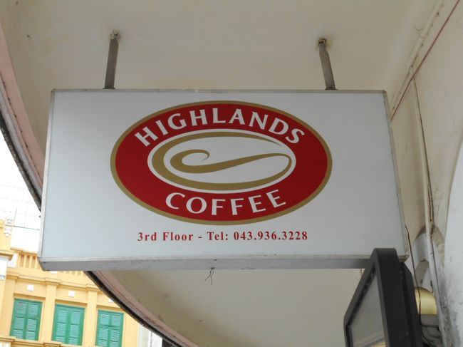 確か３階にあるはずなんですけど。<br /><br />・・・あ、看板がありましたねえ。<br />上に上がるには、細い階段を上がっていきます。<br />途中で、案内をする女性がいました。<br /><br />やはり、みんなハイランズに行くお客さんは多いようです。