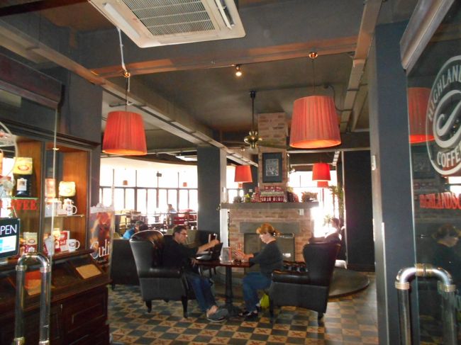 ３階まで上がると、すぐに扉が開かれてて<br />中に入れるようになっていました。<br /><br />店内はソファなどもあって、<br />ゆったりできるようになってるようですが、<br />店員さんが寄って来て、席を案内してくれるとか<br />そういうきめ細かいサービスはないようです。<br />どうぞ、勝手に入って、好きな席にどうぞって、感じ。<br /><br />なんか、ホーチミンのチュングエンと比べると<br />接客が雑だなあ。