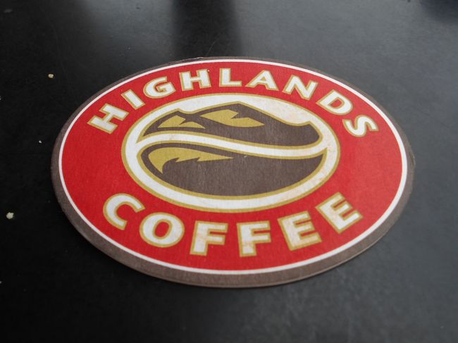 これはコースター。<br />しっかり、ロゴ入り。<br />でも、紙ですけどね＾＾；<br />（チュングエンはコルクでした）