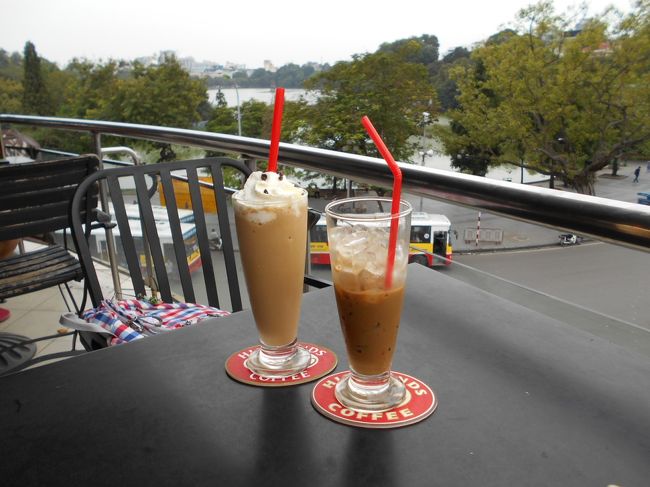 左がヘーゼルナッツ・フリーズです。<br />生クリームたっぷりで、甘そう〜。<br />なんか、コーヒーって感じがしませんね。<br /><br />わたしの注文したカフェ・スアー・ダーも<br />なんか風味が薄いというか、<br />ちょっと期待を裏切られた感じです。<br /><br />ホアンキエム湖も望める立地条件だから<br />ちょっと、あぐらをかいてる印象がしてしまいますね・・・。