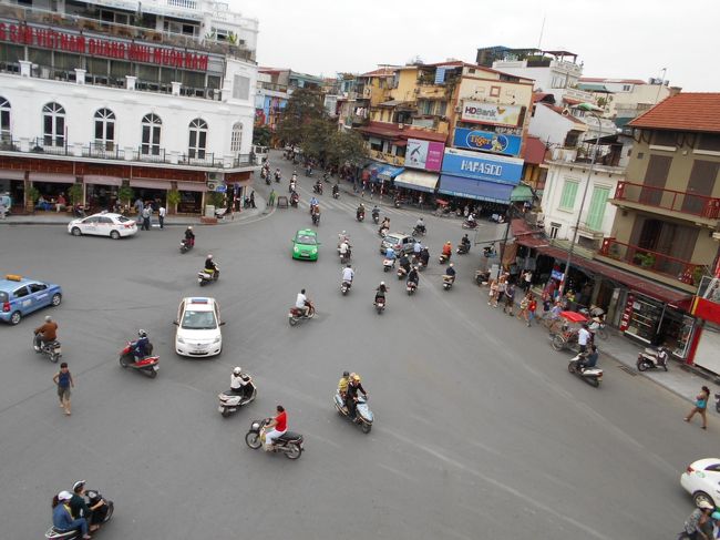まあ、テラス席に座ったおかげで<br />上から、ロータリーの中を<br />でたらめに走り行くバイクや車の様子が<br />よく見えます。<br /><br />ですが、けっこう年季の入った椅子やテーブルで<br />あまり座り心地はよくなかったですね。<br /><br />ハノイ市内には、たくさんのハイランズがあるので<br />立地によっては、違うのかもしれませんが<br />なんか、ここの印象があまりよくなかったから<br />もうほかに行く気はなくなっちゃった。<br /><br />次回にもハノイに来ることがあったら<br />市民劇場の近くのハイランズとか行ってみようかな。<br />場所柄、こことは違うかも。<br />
