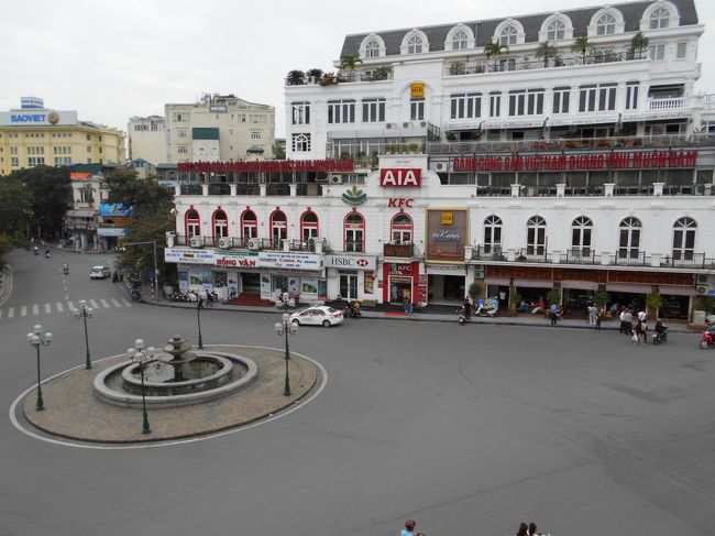 もう何度も見ている<br />ＫＦＣの入った建物ですが<br />あの１階に、カメラ用品を売ってる店がありそう。<br /><br />水上人形劇を見る前に<br />メモリをちょっと買い足しておきましょう。