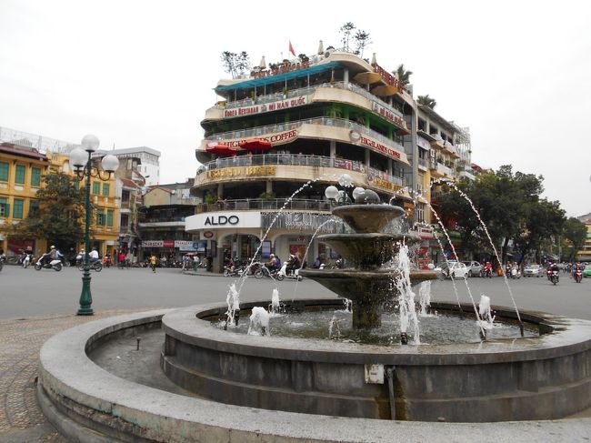 昼食後、水上人形劇の上演までに時間があるので<br />ハイランズコーヒーで時間をつぶすことにしました。<br /><br />この建物には、ほかにもカフェが入っていますが<br />ハノイに来たのなら、せっかくだから<br />ハイランズ・コーヒーに入りたいもんです。