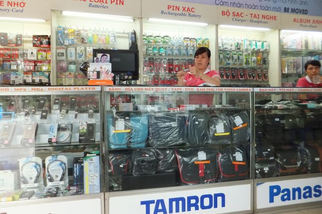 ここで、カメラのメモリを購入。<br />これで、思いっきり水上人形劇を<br />撮影することができますね！<br /><br />ちなみに３２ＧＢのＳＤカードで680,000VNDでした。