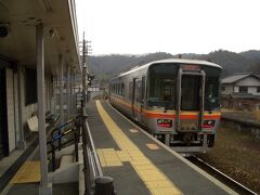 10:00
今回はバイクでの移動。
途中播磨徳久駅で休憩していたらちょうど列車が入線してきました。