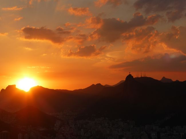 日が暮れてきたので<br />もう一つ、ロープウェーで上に。<br /><br />色々あったけれど<br />楽しかったな。<br />オレンジ色に染められて<br />南米の太陽を見送る。