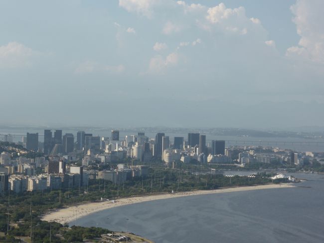 セントロの先<br />昨日の朝、渡って来た窃盗大橋を<br />眺めながら、椅子に座りまったり。<br />この数日間の出来事が蘇る。