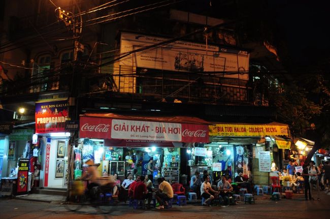シンカフェ（The Sinh Tourist）のあるLuong Ngoc Quyen StとTa Hien Stのあたりで、ツアーバスを下車しました。