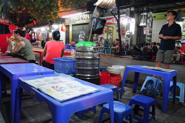 もう7時。ハロン湾ツアーに行った友人に連絡すると、まだまだ時間がかかりそうということだったので、ひとりで軽く食事。