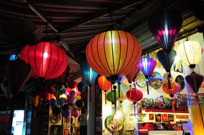 ランタン好き…<br /><br />日本の自分の部屋にもランタン飾ってあります。