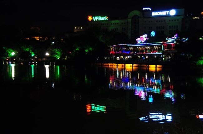 ホアンキエム湖までやってきました。