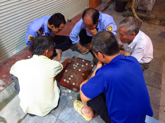 将棋やっていました。<br /><br />のぞきこんだら、「お前もやるか〜？」っておじさんたちに身振り手振りで言われたのですが、やり方がわからない〜！！！