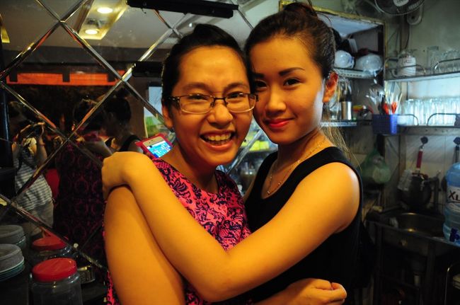 お店の2人。<br /><br />親戚同士らしいです。<br /><br />…とここで、友人からツアーから戻ってきたと連絡あり。ホテルに戻りました。