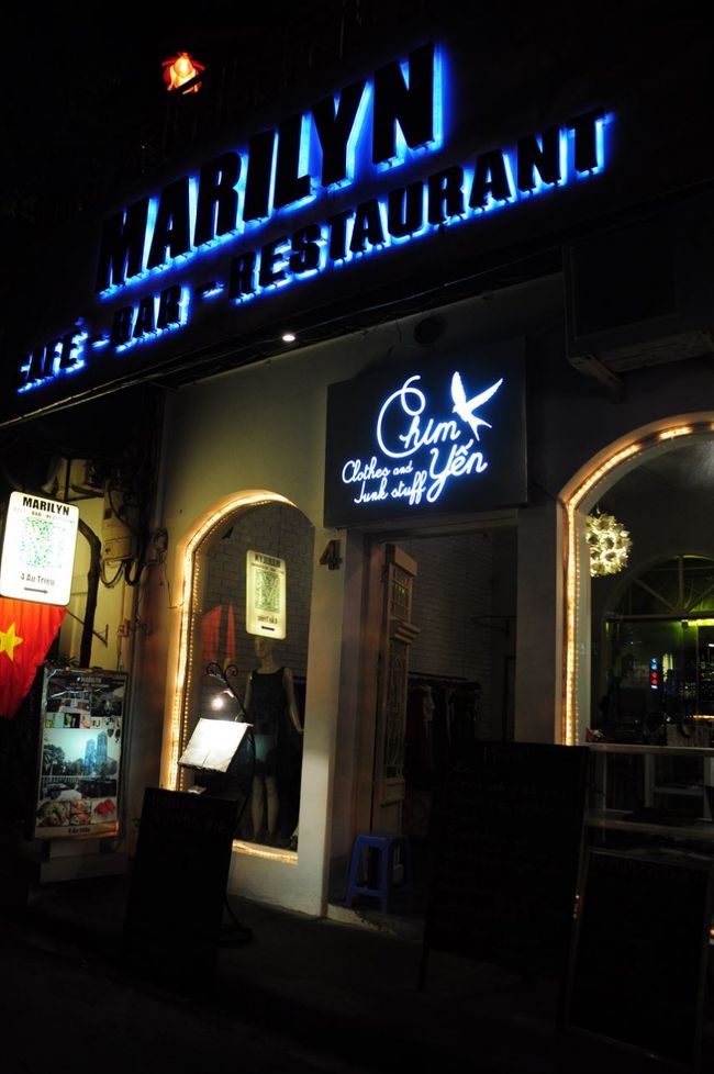 結局友人と合流できたのは10時過ぎ。<br /><br />あんまり開いているお店が無くて、一人で歩いていたときに見つけたこのお店に行きました。