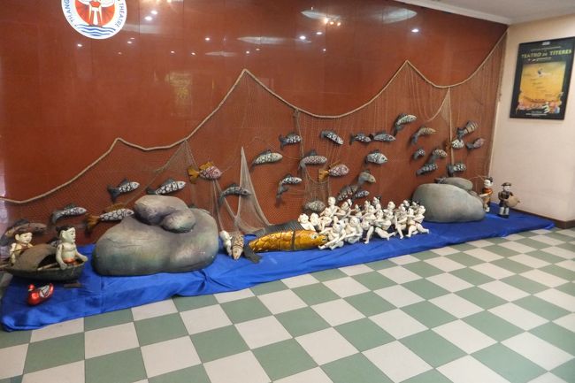 階段を上がって2階のロビー<br />海？川？<br />水をイメージしたインテリア。<br /><br />10年ぶりに来てみたけど、きれいになったなあ。