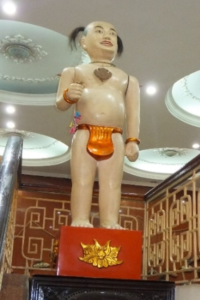 そして１ｍくらいの大きさがある<br />水上人形劇のキャラクター。<br /><br />もう、その存在自体が笑いを誘います＾＾