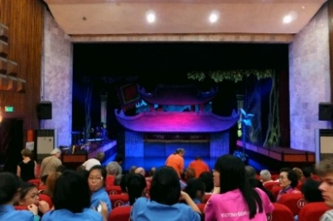 座席は、完全に指定席です。<br />決められた席についてみると<br />校外学習らしい学生たちが前の列に。<br /><br />おまけに私たちは<br />「タイプ１」の10万ドンの席なんだけど<br />全体からすると、中央あたりなんだよね。<br />これなら6万ドンでいいんじゃないの〜？