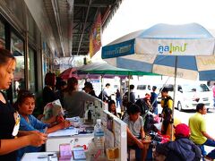 何軒も並んでいるので行き先を1つずつ確認しながらチケットを購入。