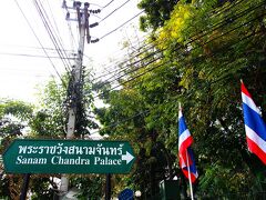 Ram Phra Pathom Chedi前でバイタクを拾って、今度はSANAM CHNDRA PALECE CENTENNIAL（サナーム・チャン宮殿）へ。
運賃は50B。