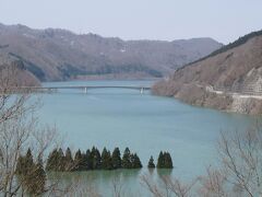 錦秋湖のドライブインで休憩して、秋田へ向かいます。