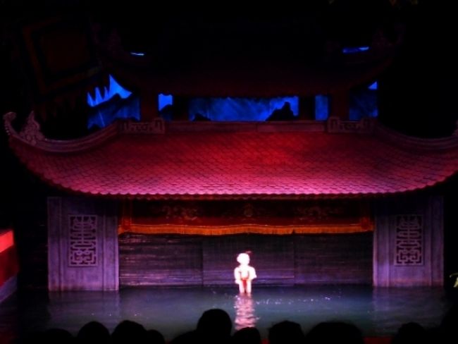 あ、さっきロビーにあった人形と同じだわ。<br /><br />パンフレットによると400以上のベトナムの伝統的な人形芝居の中から選出された14件の人形芝居を上演すると書いてあります。<br />