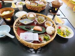 「ホテルさきはなの朝食」

朝食は宴会場に準備されてました。