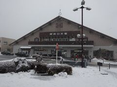 都内も朝から雪が降っていました。ちょっと躊躇ったものの、まぁ奥日光はもともと雪が降るところだから、と予定どおり出かけることに。

いつも日光へは早起きして行きますが、冬期なのでちょっとのんびりスタートで。雪景色を楽しみながら快速で二時間ちょっと、10時半ごろ東武日光駅に到着しました。