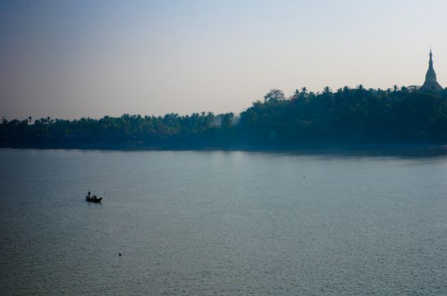 チャイティーヨに向かう途中、シッタン川を通りかかったので立ち寄ってもらった。<br /><br />僕の大叔父が第二次世界大戦の末期にこの川で亡くなっているのだが、実際にきてみてその川幅の広さに驚く。<br /><br />そら、乾期なのにこんな雄大な流れの川を渡るのは無謀すぎるだろうと、いまならばそう思うのだが。