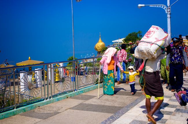遠くにみえる金色の物体はゴールデンロック！<br /><br />このあたりすごい整備されているなと思ったのだが、ミャンマー人にとって最も重要な場所であり、ここに病院があったりするのでちゃんと整備がされているのだということ。