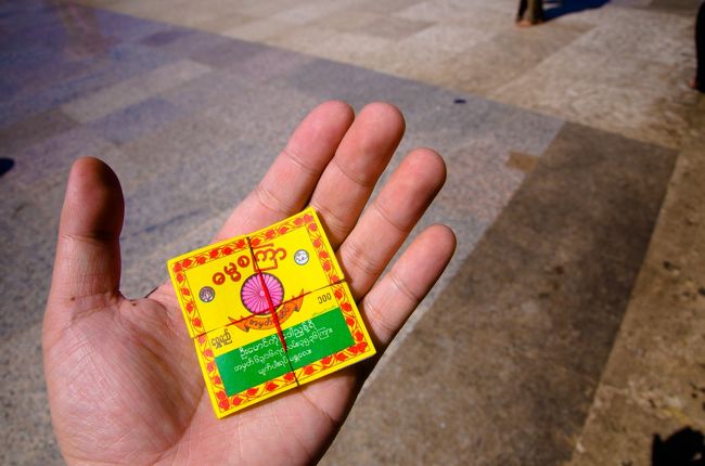 ゴールデンロックにはりつける金箔を入手。いくらを布施したのか忘れた・・。