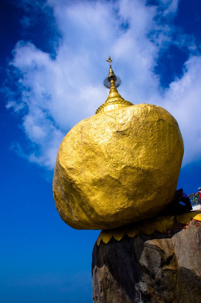 いよいよ近づいてみたのだが、やっぱりヘンなバランスで成り立っているようにしかみえない。<br /><br />岩の中になかに支え棒でも入っているんじゃないかとか思えてしまう。<br /><br />なお、ゴールデンロックにさわることができるのは男性のみとなっていて、岩にさわる際には荷物などを持ち込むことはできない。<br /><br />また、女性はゴールデンロックに触ることと、岩よりも高い位置に立つことができないので注意が必要。